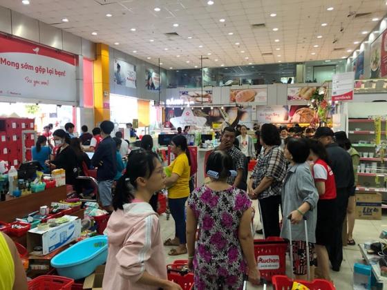 42 5 Qua Xau Ho Boi Nhung Nguoi Vao Sieu Thi Auchan Lay Do An Uong Thoai Mai Khong Tra Tien