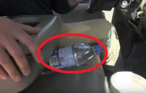 42 1 Dung Tien Tay De Chai Nuoc Loc Len Ghe Xe O To Hiem Hoa Khon Luong Nhieu Nguoi Chua Biet