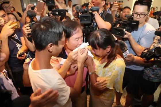 42 1 Chang Trai Doan Tu Bo Me Sau 18 Nam Nho App Du Doan Dien Mao