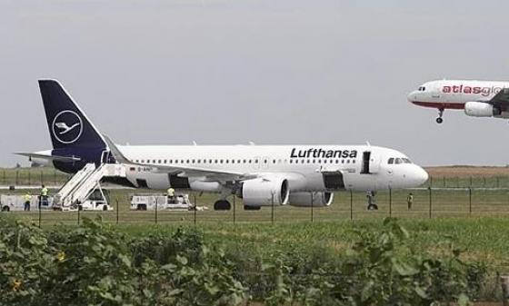 42 1 Nguoi Dan Ong Doa Co Bom Tren May Bay Duc Vi Yeu Nu Tiep Vien