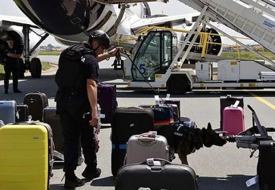 42 2 Nguoi Dan Ong Doa Co Bom Tren May Bay Duc Vi Yeu Nu Tiep Vien