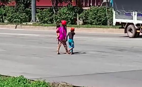 42 4 Phan No Hinh Anh 2 Nguoi Phu Nu Nam Phe Phon Dem Tien Chan Dat Tre Em Va Nhom Gia Tu Hanh Di An Xin O Sai Gon