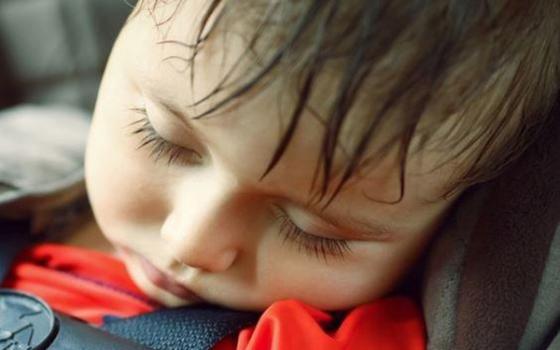 42 2 Bien Phap So Cuu Neu Tre Bi Soc Nhiet Do Bi Bo Quen Trong O To