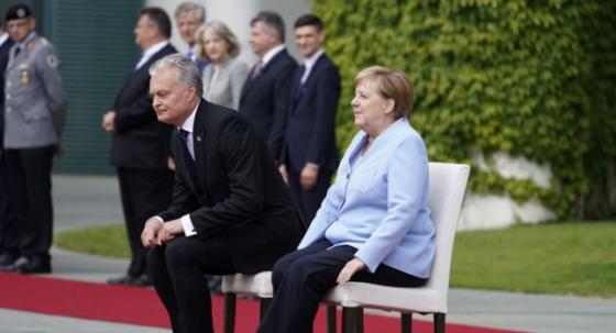 42 1 Thu Tuong Duc Angela Merkel Chua Thoat Khoi Cac Con Run Ray