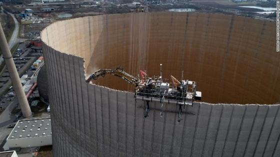 42 1 Thap Nha May Dien Hat Nhan Duc Bi Robot Danh Sap Nhu Phim Tan The