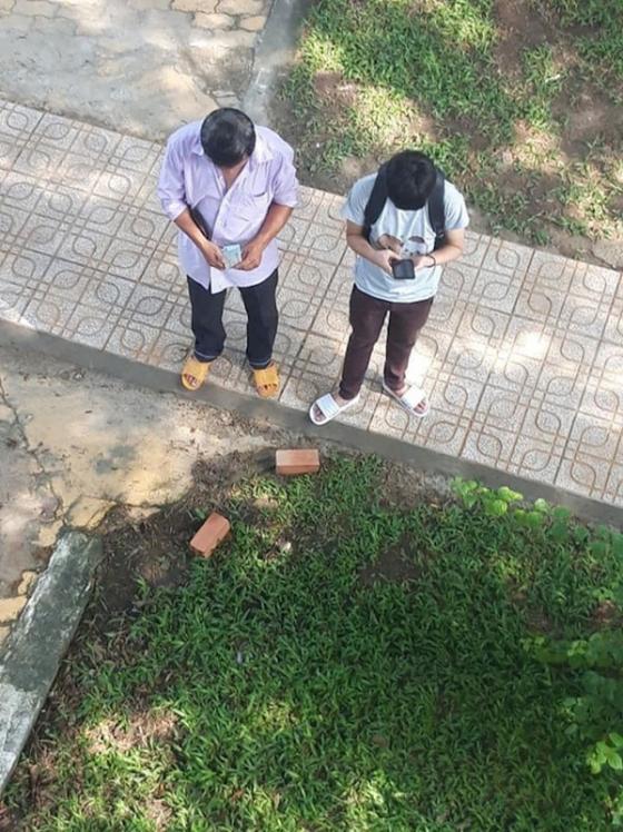 42 1 Xuc Dong Buc Anh Nguoi Cha Dem Tung Dong Tien Le Ngay Dua Con Trai Nhap Hoc