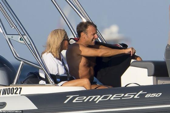 42 1 Tong Thong Phap Coi Tran Di Du Ngoan Cung Vo Bat Ngo Nhat La Ve Ngoai Cua De Nhat Phu Nhan Khien Chi Em Ghen Ti