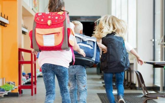 “To gần bằng người” – Chiếc cặp của học sinh Đức chứa những gì?