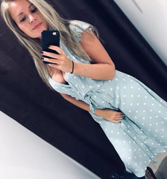 42 2 Di Tam Bon Van Khong Quen Song Ao Co Gai Tre Tra Gia Bang Ca Mang Song Khi Dien Thoai Dang Cam Sac Roi Xuong Nuoc