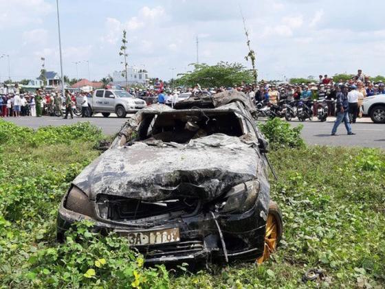 42 2 Vu 3 Thi The Trong Xe Mercedes Nam Duoi Kenh Nguoi Me Tung Dang Tin Tim Kiem 2 Con Trai Va Con Dau Dang Mang Bau 75 Thang