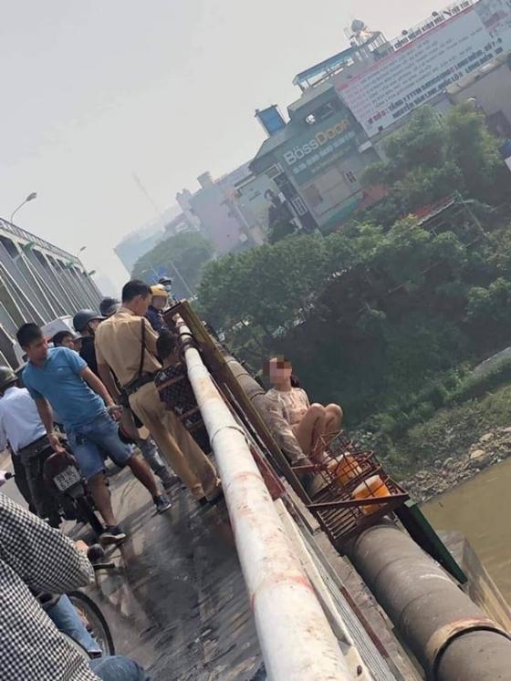 42 1 Ha Noi Giai Cuu Thanh Cong Nguoi Phu Nu Dat Con Trai 8 Tuoi Dinh Nhay Cau Chuong Duong Tu Tu