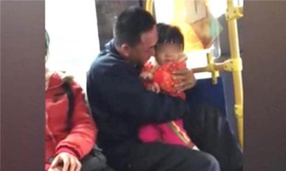 42 1 Ngoi Canh Hai Bo Con Tren Xe Buyt Ba Lao Nghe Dua Tre Noi Len 3 Tu Nay Lien Kinh Hai Nhan Ra Su That Dang Sau