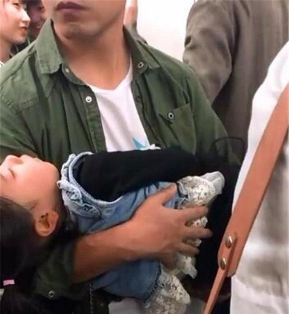 42 4 Ngoi Canh Hai Bo Con Tren Xe Buyt Ba Lao Nghe Dua Tre Noi Len 3 Tu Nay Lien Kinh Hai Nhan Ra Su That Dang Sau