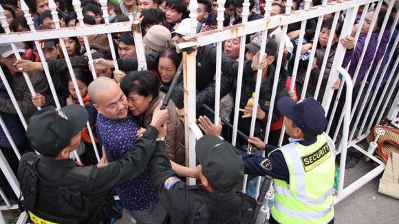 Xã hội còn không biết xếp hàng, còn lâu mới đến được văn minh