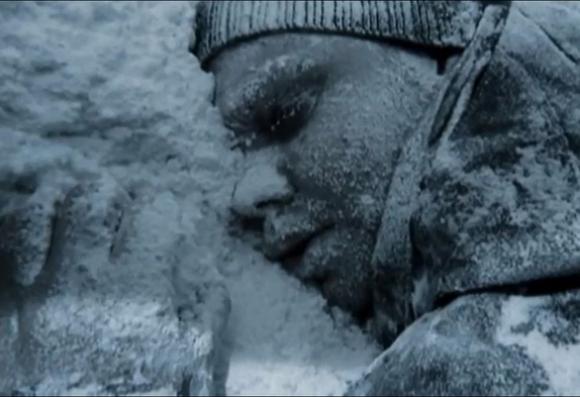 Tại sao con người cởi quần áo khi sắp chết cóng