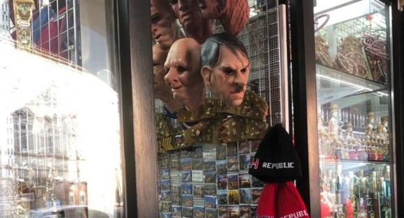 42 1 Duc Phan Ung Viec Mat Na Hitler Duoc Bay Ban Dip Halloween