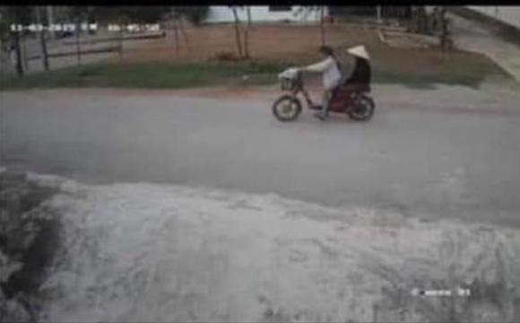 42 1 Ba Noi Khai Nho Chau Cho Den Dap Bau Ganh Roi Xo Chau Xuong Dap Nuoc Tu Vong