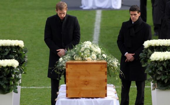 42 2 Robert Enke Va Cai Chet Khien Ca The Gioi Roi Nuoc Mat