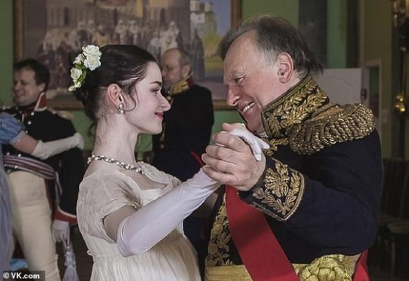 42 1 Giao Su Noi Tieng Nguoi Nga Say Ruou Roi Xuong Song Mang Theo Chiec Ba Lo Dam Mau He Lo Toi Ac Man Ro Tu Moi Tinh Lech Lac