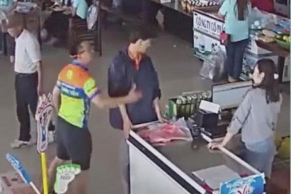 42 1 Nguoi Tat Nhan Vien Khi Bi Nhac Tra Tien La Thuong Uy Cong An