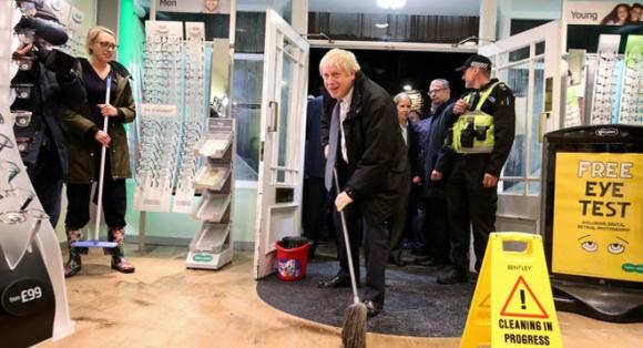 42 7 Tham Vung Lut Thu Tuong Anh Hang Hai Cam Choi Lau Nha