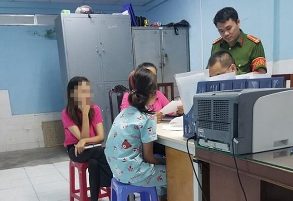 42 2 Chan Dung Ga Can Bo Trung Tam Ho Tro Xa Hoi Hua Sua Ho So De Dam O Nhieu Be Gai