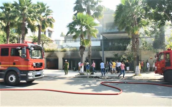 42 7 Chay Du Doi Tai Tang Ham Biet Thu Chua Nhieu Oto Sang Cua Dai Gia Thep Nhieu Tai San Bi Thieu Rui