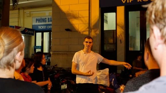 42 2 Thay Giao Nguoi Anh Nua Dem Phat Com Cho Nguoi Vo Gia Cu Ha Noi