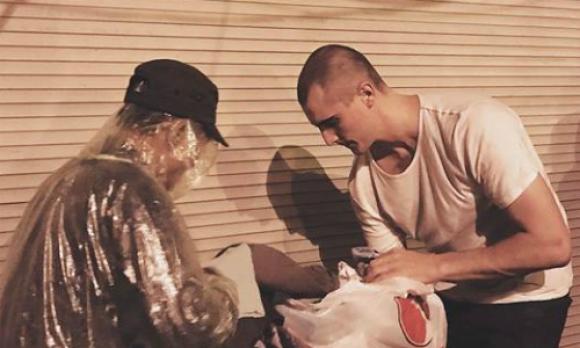 42 3 Thay Giao Nguoi Anh Nua Dem Phat Com Cho Nguoi Vo Gia Cu Ha Noi