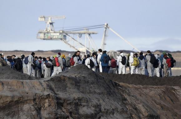 42 8 Hang Nghin Nha Hoat Dong Khi Hau Chiem Mo Than Duc De Bieu Tinh