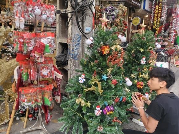 42 5 Can Giang Sinh Cay Thong Noel Khong Lo Het Gia 120 Trieu Dong