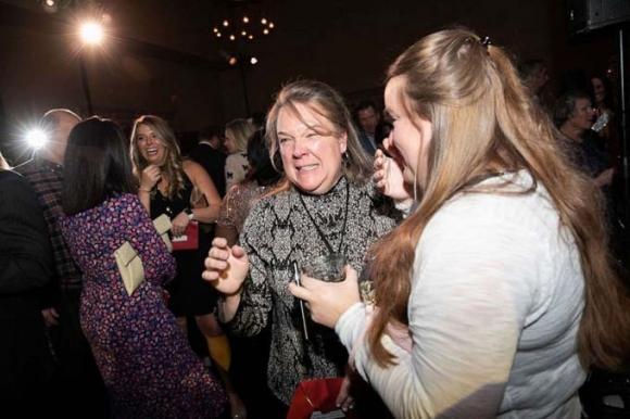 42 1 Ong Chu Chi 10 Trieu Usd Thuong Nhan Vien