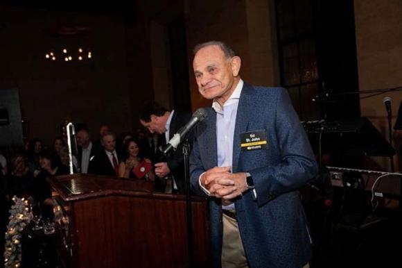 42 2 Ong Chu Chi 10 Trieu Usd Thuong Nhan Vien