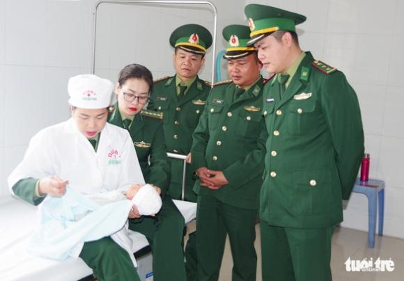 42 2 Tam Giu Hai Nghi Pham Trung Quoc Dinh Dua Tre So Sinh Qua Bien Gioi Ban