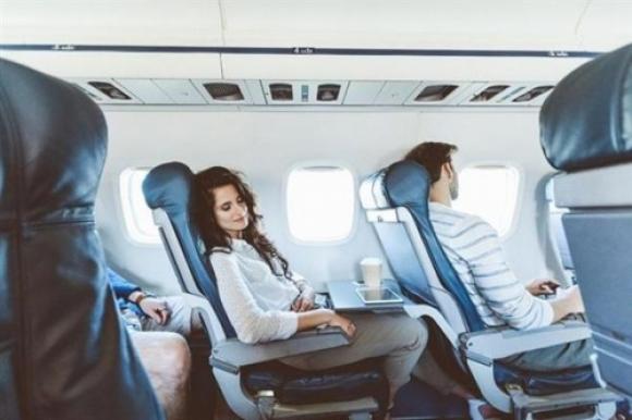 Ngủ trong khi máy bay cất, hạ cánh có thể bị điếc?