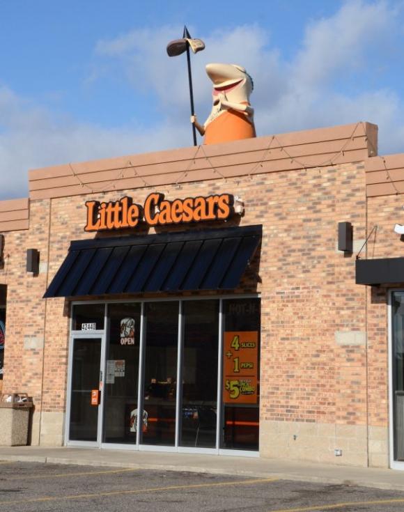 42 5 Tiem Banh Cung Cap Pizza Mien Phi Cho Nguoi Vo Gia Cu Vi Khong No Nhin Ho Luc Thung Rac Tim Do An