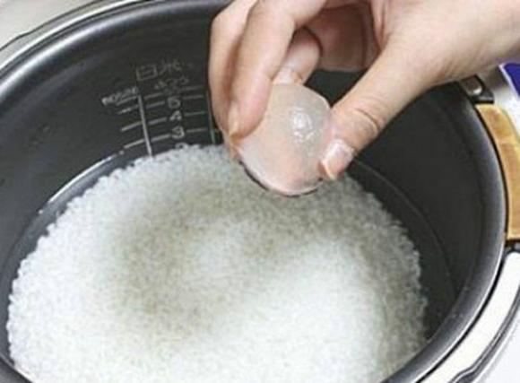 Học người Nhật thử bỏ 2,3 viên đá lạnh vào nồi cơm