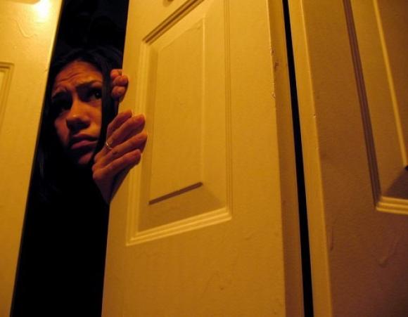 42 1 Phat Hien Cau Be Mat Tich 2 Nam Tron Trong Tu Nha Nghi Pham Au Dam