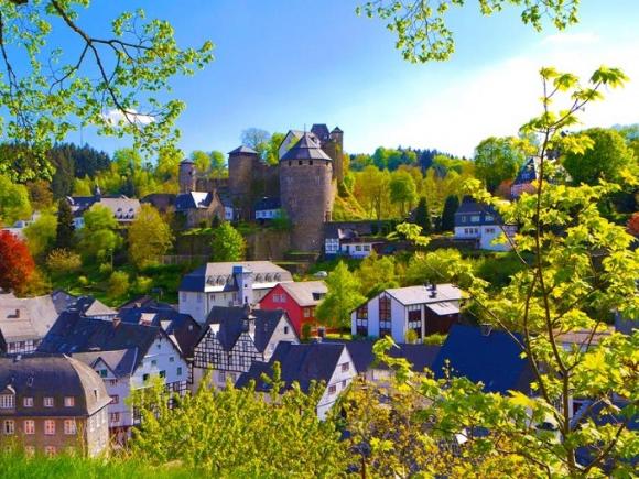 42 6 Co Gi Tai Monschau  Thi Tran Huong Thu Cua Nuoc Duc