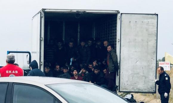 42 1 Canh Sat Duc Giai Cuu 11 Nguoi Nhap Cu Trong Xe Dong Lanh