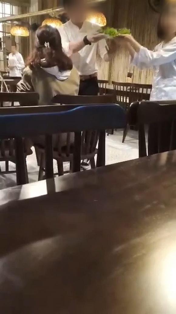 42 2 Xon Xao Vu Nu Khach Hang Doi Duoi Thang Co Nhan Vien Nha Hang O Da Nang Chi Vi Mang Nham Rau Co Hanh