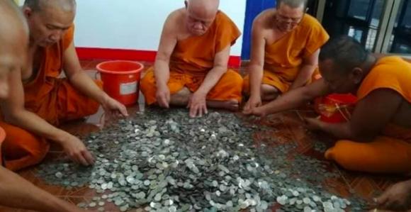 42 2 Nguoi Vo Gia Cu Dem Tang Toan Bo Tien Truoc Luc Mat