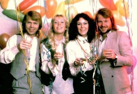 Đằng sau bài hát "Happy New Year" được bật lên trong khoảnh khắc giao thừa là câu chuyện đau buồn và đầy suy tư mà nhiều người không biết