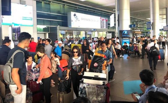 42 2 Bien Nguoi Don Viet Kieu Ve Que An Tet Chat Kin San Bay