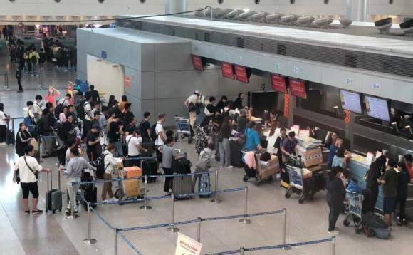 42 6 Bien Nguoi Don Viet Kieu Ve Que An Tet Chat Kin San Bay