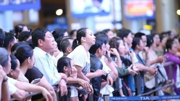 42 2 Ca Ho Do Xo Di Don 1 Viet Kieu Ve Nuoc An Tet San Bay Tan Son Nhat Ket Cung Khong Cho Chen Chan