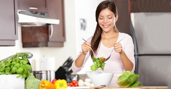 Mẹo chữa canh mặn, luộc trứng không nứt vỏ, làm sạch ấm điện bám đầy canxi… và hơn thế nữa