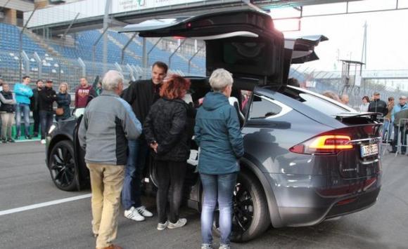 42 2 Nha May Oto Tesla Tai Duc Bi To Trom Nguon Nuoc Pha Moi Truong