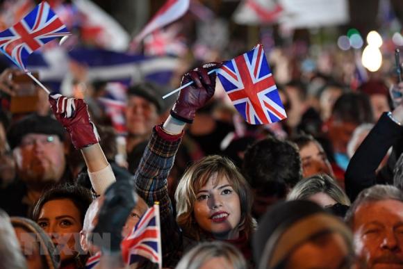 42 11 Dan Anh An Mung Khi Dat Nuoc Chinh Thuc Roi Eu