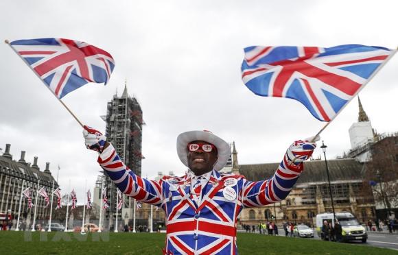 42 7 Dan Anh An Mung Khi Dat Nuoc Chinh Thuc Roi Eu